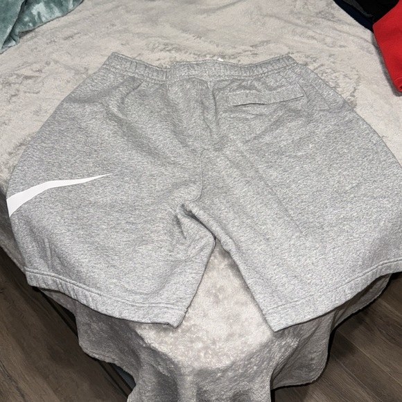 Nike Shorts (Large) - Picture 2 of 4